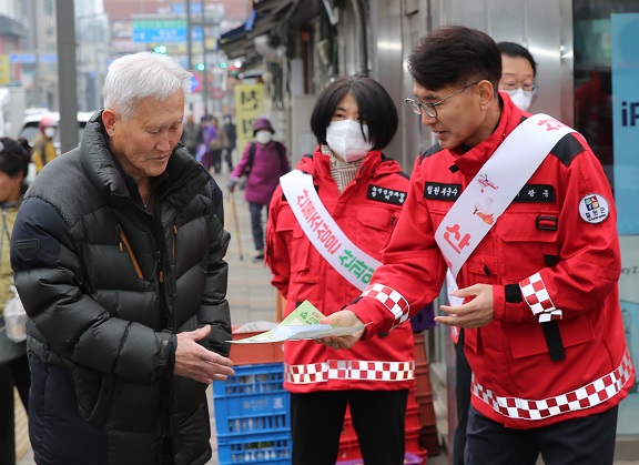 지난 13일 신철원 전통시장 장보기 행사에서 유광종 철원부군수가_산불예방...
