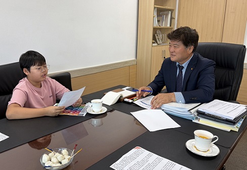 문혜초 5학년 학생들, 김동일 군수와  ‘지역 금연 정책’ 인터뷰