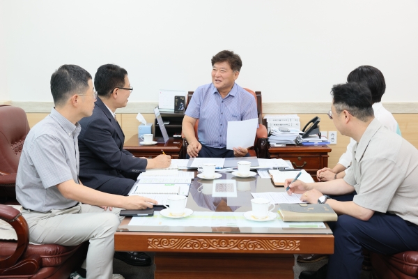 김동일 군수, 춘천국유림관리소와 지역 현안 논의