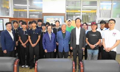 이필선 전 김화중·(공)고 총동문회 수석부회장, 김화중학교 육상부에 격려금 100만 원 전달